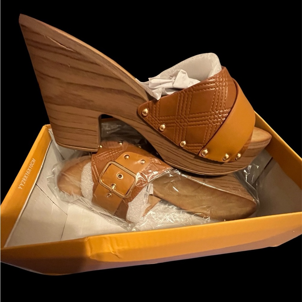 BNIB! Stylish Tan Women's Heeled Sandals, size 8.